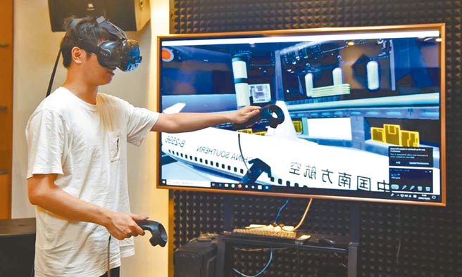 广东天网智城科技有限公司内，工作人员演示相关的VR应用。（文波摄）