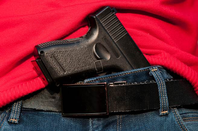 男子竟将枪直接查在腰带上，没想到意外被爱犬扣动扳机(示意图/达志影像)