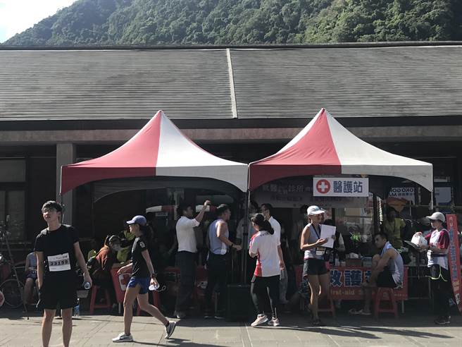 太鲁阁马拉松，传出跑者遭虎头蜂螫伤事件，被送往医护站救治。（王志伟摄）