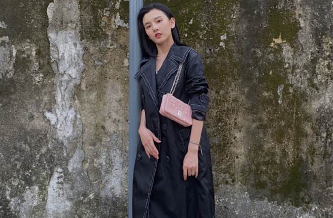 95后女星宋祖儿示范私服穿搭 秋冬必收格纹风衣单品（图／摘自微博@宋祖儿lareina）