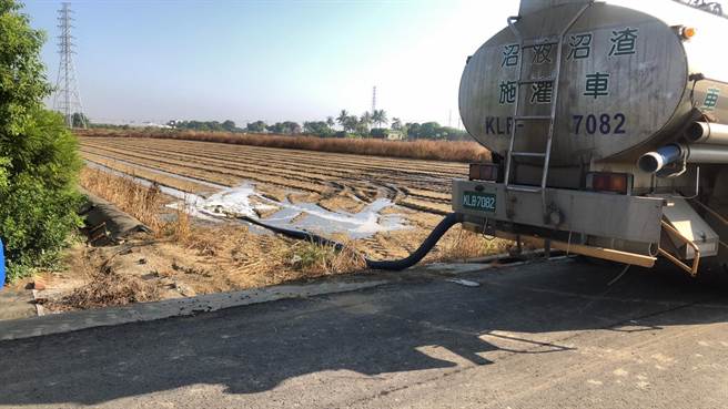 台南市政府环保局推广「沼液沼渣作为农地肥分使用」，全市已有约1／5的畜牧场，将沼液沼渣还肥于田。（环保局提供／洪荣志台南传真）