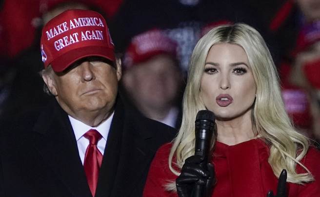 美国第一女儿伊凡卡2日在威斯康辛州为父亲川普（左）助选的神情。（美联社）