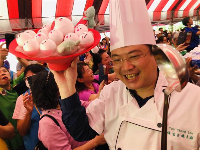 基隆社區照顧關懷據點成果展登場，市長林右昌也化身為五星級大廚，帶來一場色香味俱全的上菜秀。（吳康瑋攝）