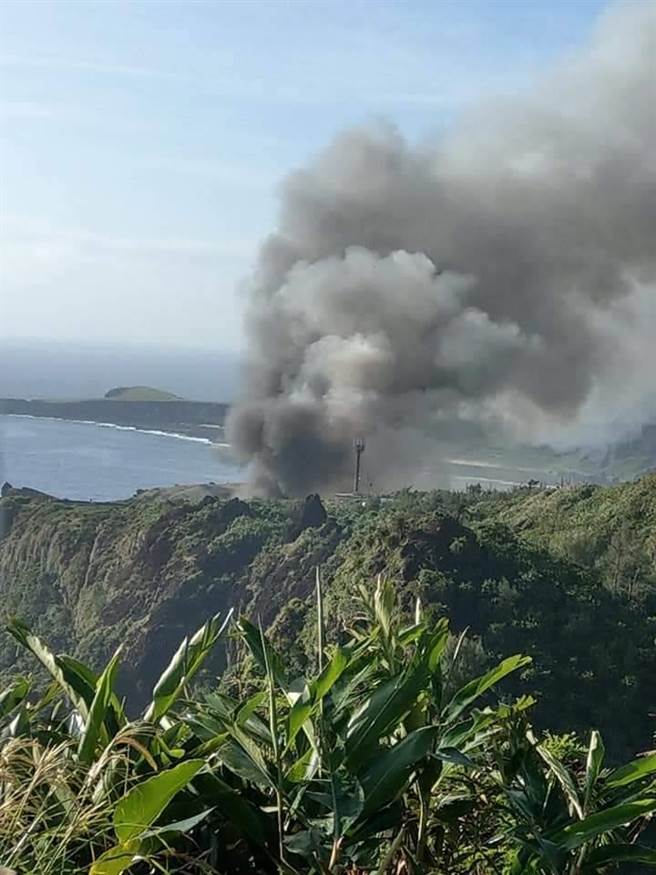 绿岛睡美人垃圾掩埋场6日不明原因突然爆炸起火，7日凌晨又再次延烧，熊熊大火夹带着大量浓烟及塑胶刺鼻臭味，居民直呼受不了。（民眾提供／蔡旻妤台东传真）