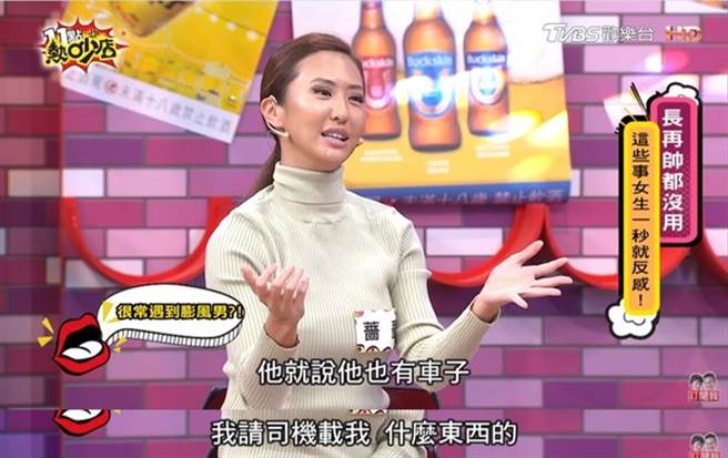 男方竟然徒步走上山。（图／翻摄自YouTube）