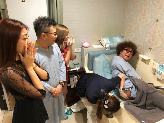 纳豆（右）私处走光超崩溃。（民视提供）