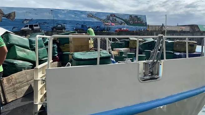 颱风后船班復航，大量民生物资都依赖船班载往离岛。(蔡旻妤摄)