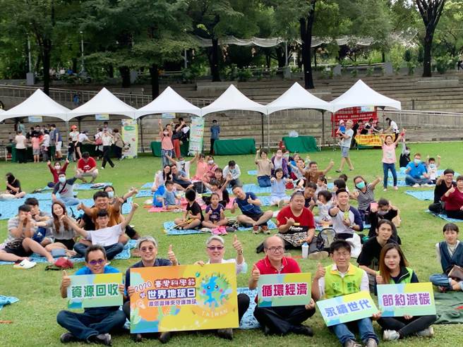 首届台湾科学节今登场，首日以「环保低碳野餐趣」为主题，吸引上百民眾进行低碳饮食趣。（柯宗纬摄）