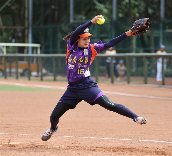 福添福嘉南鹰投手柯夏爱的表现不错，获得总教练曾信彰的称讚。（中华垒协提供／廖德修台北传真）