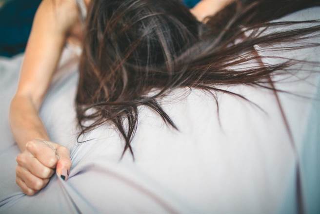 21歲嫩妹初嘗禁果痛2天 醫生竟開給她一根姊夫（示意圖／達志影像）