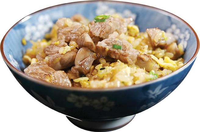 〈和牛牛筋炒饭〉，除大块和牛牛筋嫩中带Q弹嚼感，并用了日式甜酱油和清酱油增益炒饭风味。图／姚舜