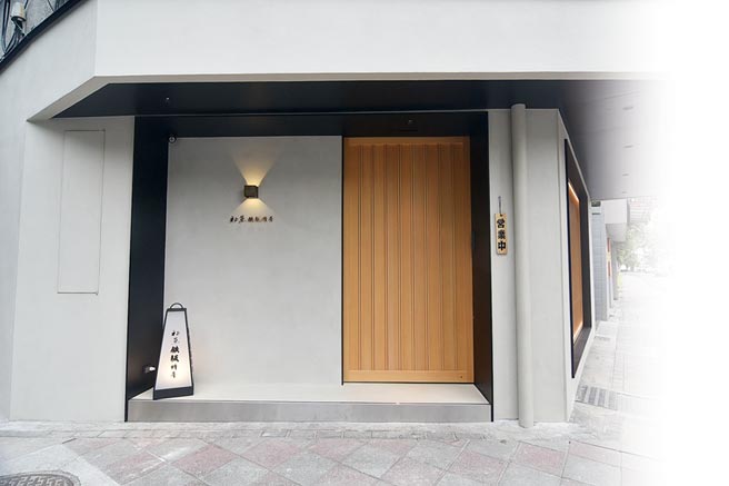 ˙开在台北小巨蛋商圈的〈初鱼铁板料亭〉敦北店，在传统社区公寓中，有一股「私厨」气韵。图／姚舜