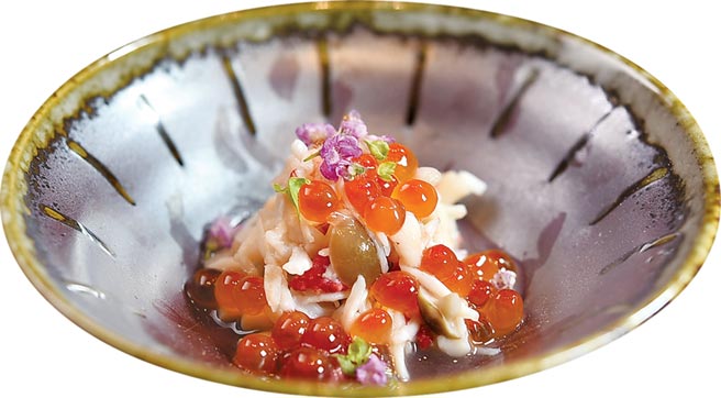 〈蒸鳕场蟹〉是在铁板台上将蟹肉清蒸后，以日式三杯醋和清酒渍鲑鱼卵提味，并搭配野菇增加口感。图／姚舜