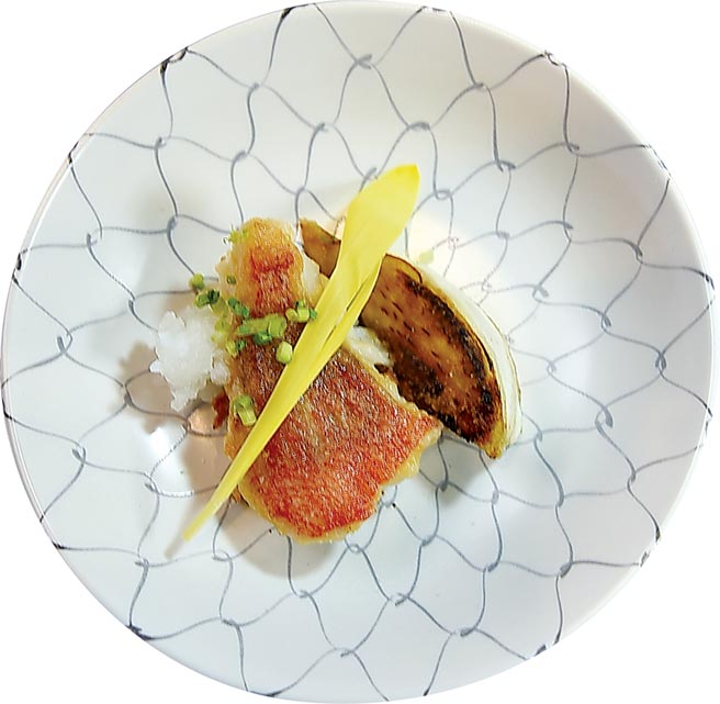 〈铁板香煎喜之次鱼〉，肉厚且柔、脂香四溢，呈盘时会再搭配铁板煎日本茄子。图／姚舜