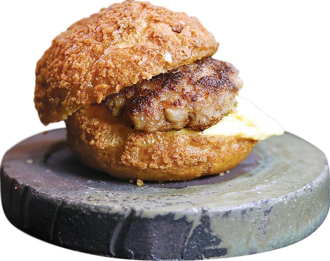 〈和牛汉堡〉，是用放大版的法式泡芙夹着和牛汉堡排与滑嫩炒蛋作馅，风味与口感都让人惊艳。图／姚舜