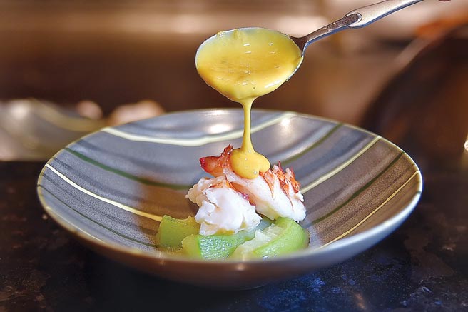 〈初鱼铁板料亭〉在铁板上演绎的菜肴，食材与食材搭配除味道互补外，也会注意顏色的帮衬，创造形色味皆魅人效果。图／姚舜