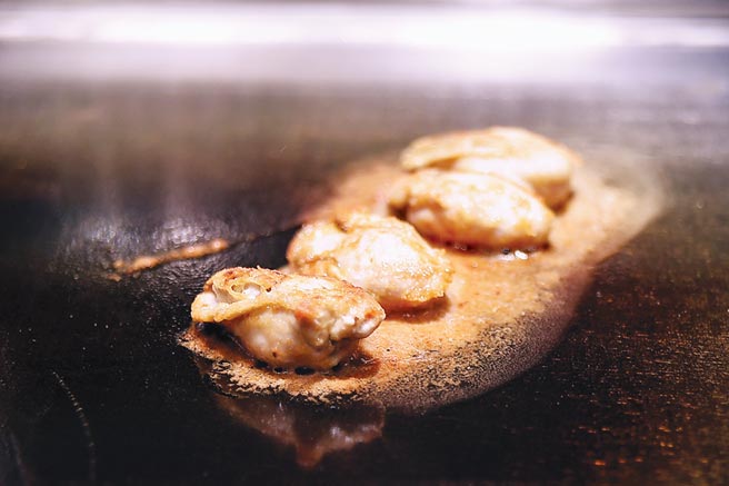 烹制广岛牡蛎，是将口感富弹性并有浓厚海味的广岛生牡蛎，裹上日本细致麵粉后香煎，再与其它食材搭配呈现。图／姚舜