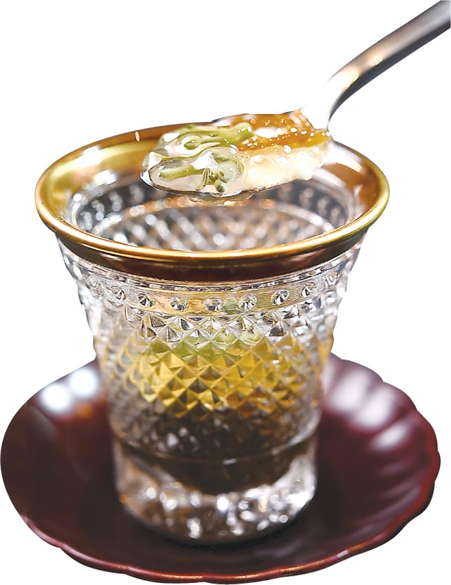 标榜套餐菜式融入了日本割烹料理精神，如前菜〈水云醋〉常见于日本会席料理。图／姚舜