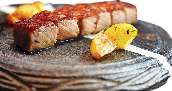 〈香煎熊本A5和牛肋眼〉呈盘时搭配的蒜头，先泡水降低辛辣味在铁板上轻炒，并用了玫瑰盐、七味粉和黑胡椒提味，入口有马铃薯的口感。图／姚舜