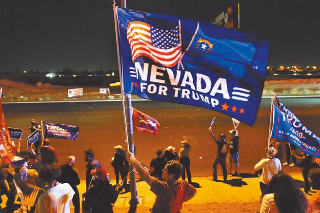 美国大选关键州开票陷入胶着，拉斯维加斯克拉克县的川粉上街抗议。（美联社）