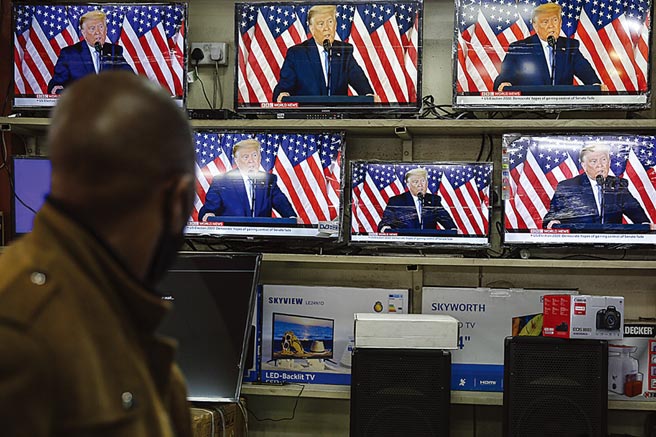 美国大选扣人心弦，内华昨日开票却没什么进展。原因出在内华达州点票中心外聚集大量川粉，担心暴动，暂时停止计票。图民眾观看电视中川普发表谈话。（美联社）