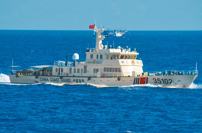 大陸公布海警法草案，引發日本高度關注。圖為2016年6月海警船在東海航行。（美聯社）