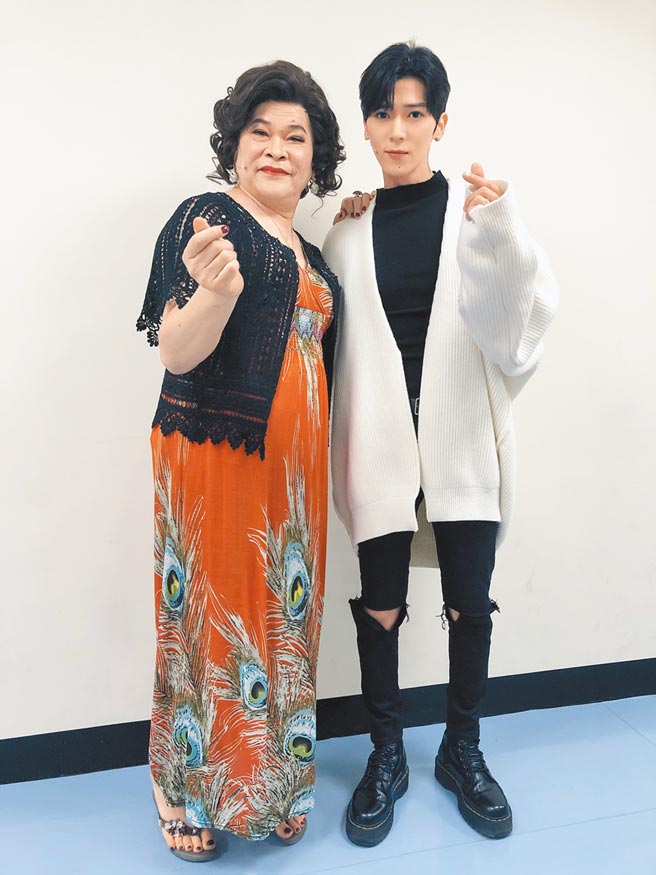 毕书尽（右）日前与澎恰恰合作音乐剧。（老鹰音乐提供）