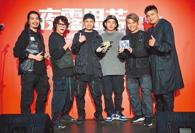 「七月半」昨举办记者会，米奇林（右三）到场站台，团员廉杰克曼（左起）、HowHow、马叔叔、蔡阿嘎、蔡哥。（七胖娱乐有限公司提供）