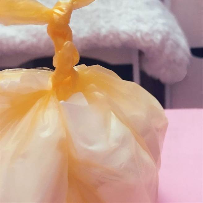 炸物店老板看到备注，直接使出「魂结锁链」绑法，让网友笑翻，直呼根本童子军出身 (图／Dcard)