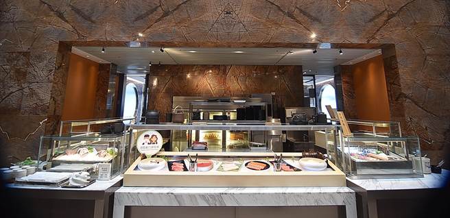 国人嗑Buffet很爱生鱼片和握寿司，台北喜来登Buffet餐厅〈十二厨〉改装后，新增了「和食海鲜区」全面强化「战力」。（图／姚舜）