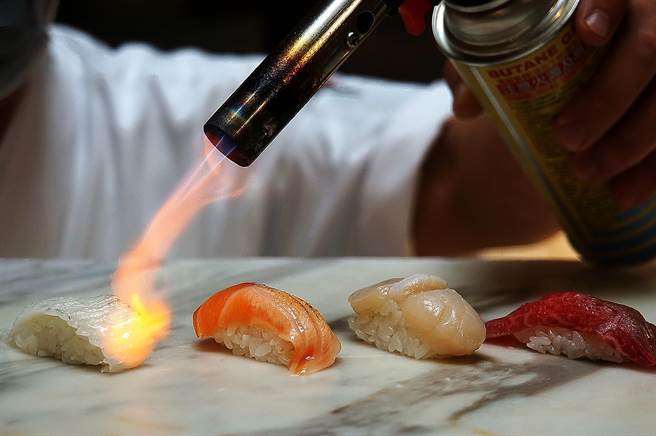 台北喜来登Buffet餐厅〈十二厨〉炙烧握寿司，客人现点、厨师现场炙烧，比目鱼鮨边肉、鲑鱼、干贝与和牛等，选择也很多。（图／姚舜）