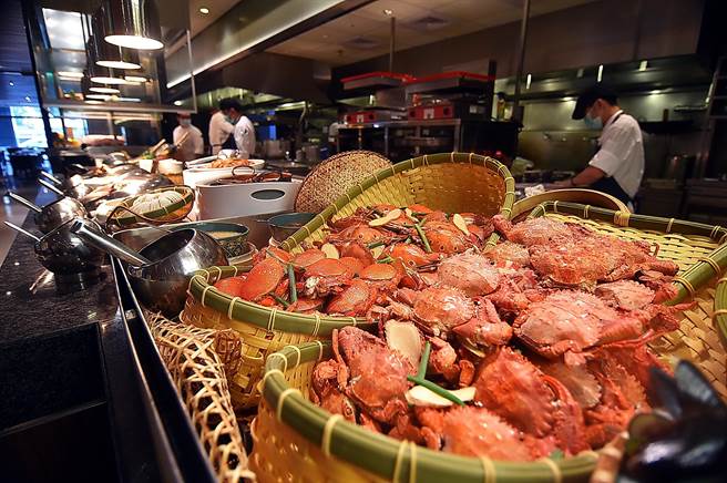虾蟹肥美的季节，台北喜来登Buffet餐厅〈十二厨〉取餐台上的虾兵蟹将「军容壮盛」，不会让虾蟹控失望。（图／姚舜）