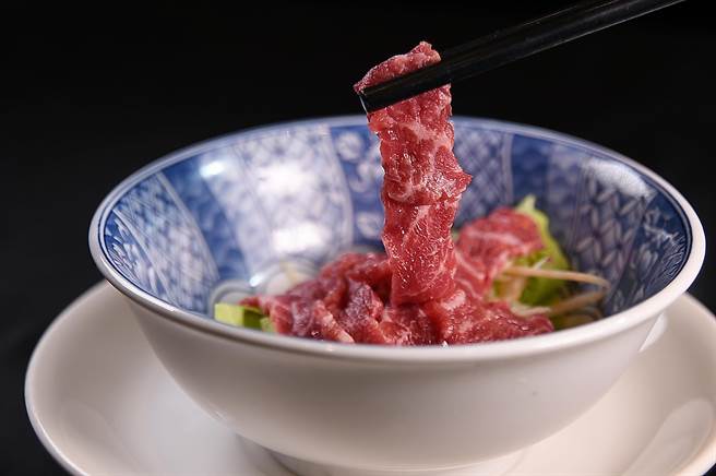 手工现切的芸彰牧场台湾牛肉，口感柔嫩、味道鲜甜。（图／姚舜）