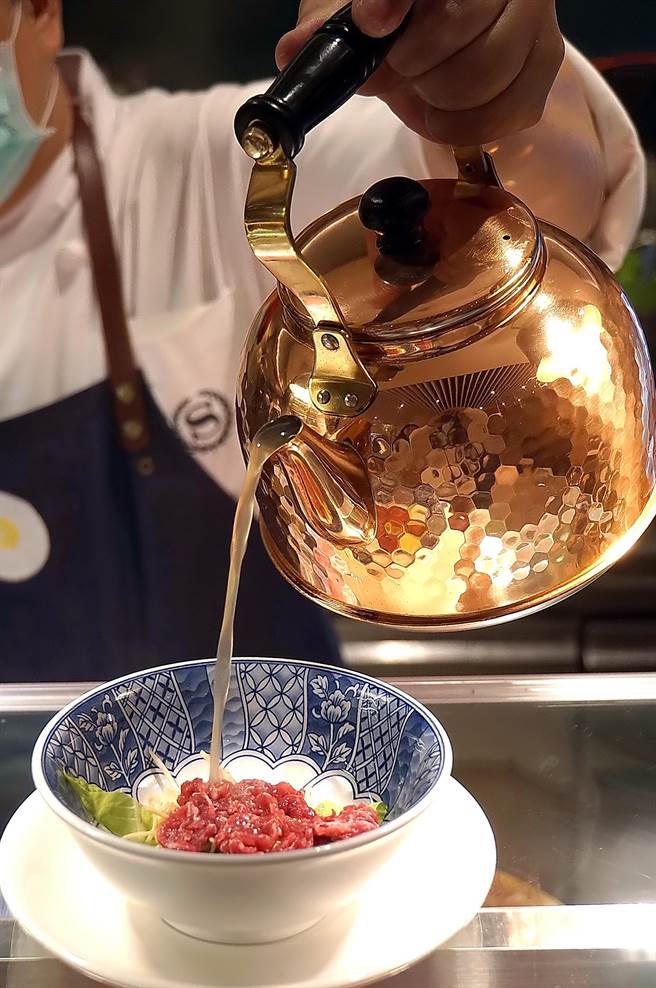 台北喜来登〈十二厨〉自助餐厅的「芸彰牧场台湾牛肉汤」，汤头是用牛骨、牛肉和大量蔬菜水果熬煮，味道鲜中带甘甜。（图／姚舜）