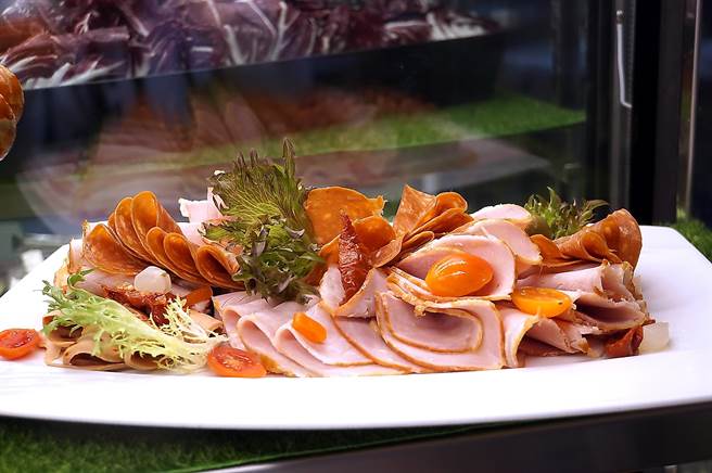 台北喜来登Buffet餐厅〈十二厨〉冷菜区中的「义式肉盘」，备有各种义式火腿、撒拉米义式肉肠等。（图／姚舜）