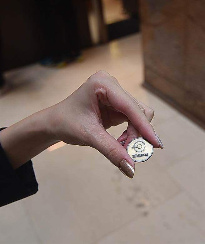 台北喜来登Buffet餐厅〈十二厨〉新设了「冷热饮贩卖机」，饭店并订制了专属代币让客人兑换瓶装冷热饮。（图／姚舜）