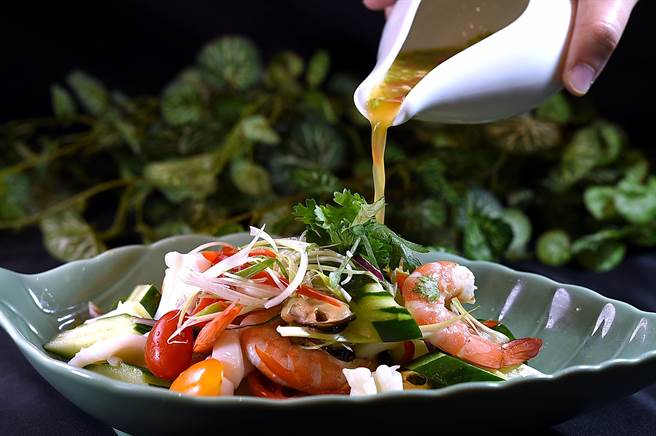 台北喜来登Buffet餐厅〈十二厨〉提供「盛宴餐桌」系列菜肴，SUKHOTHAI泰式餐厅招牌「泰式酸辣拌海鲜」入列。（图／姚舜）