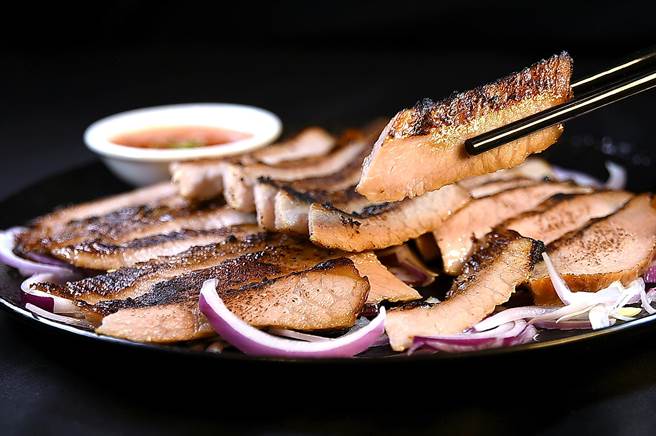 台北喜来登Buffet餐厅「十二厨」换装，SUKHOTHAI泰式餐厅的「碳烤猪颈肉」，在「十二厨」可以吃到饱。（图／姚舜）