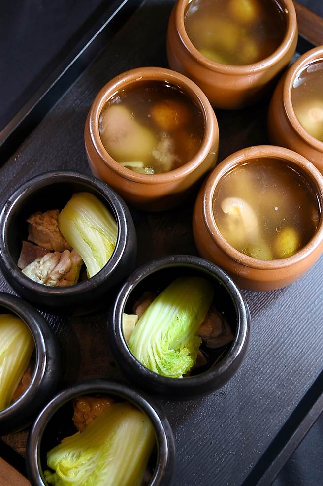 台北喜来登米其林二星餐厅「请客楼」的「砂锅一品鸡」，以及「辰园」的「佛跳墙」，如今在被列入了「十二厨」Buffet餐厅的盛宴餐桌菜单。（图／姚舜）