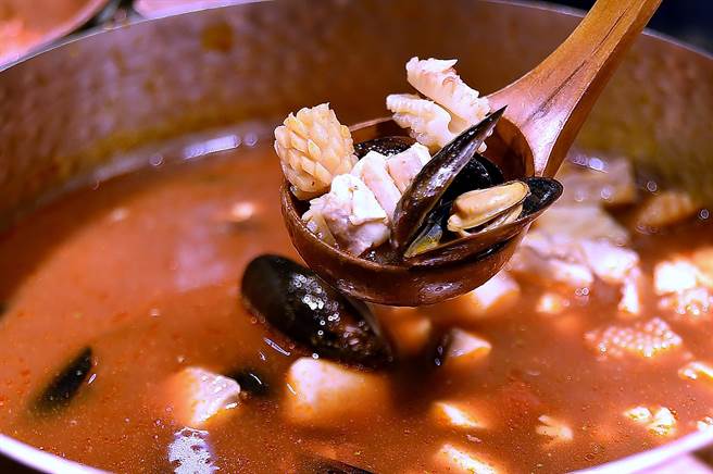 台北喜来登「十二厨」Buffet的〈义式渔夫锅〉，是寒舍艾丽「La Farfalla」义大利餐厅特色菜，海鲜料非常丰富。（图／姚舜）