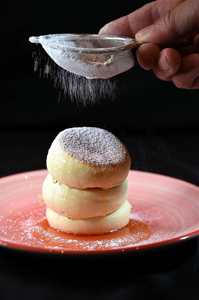 台北喜来登自助餐厅「十二厨」甜点区有现做的「舒芙蕾厚松饼」，平日与假日午晚餐都有供应让客人吃到「宝」。（图／姚舜）