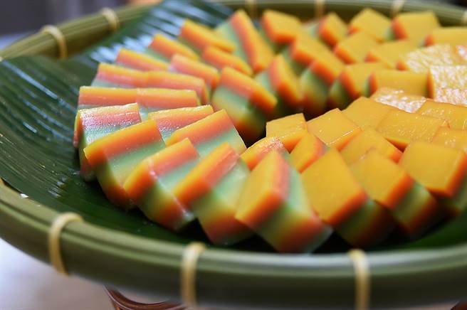 台北喜来登Buffet餐厅「十二厨」的甜点区，除西式甜点与现做热甜点外，并有南洋风味甜点，图为「娘惹糕」。（图／姚舜）