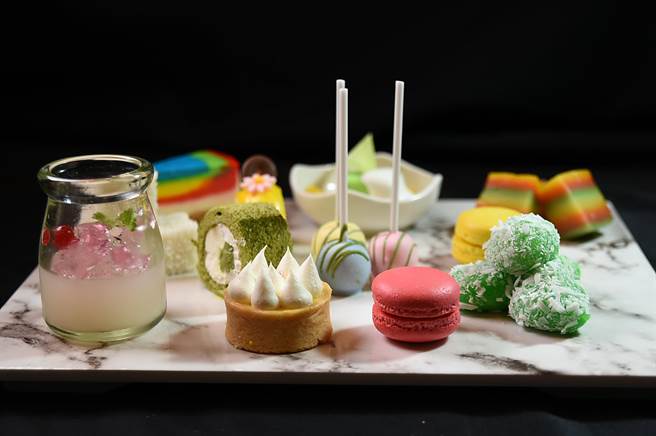 台北喜来登Buffet餐厅「十二厨」的甜点区，甜点选择非常多样。（图／姚舜）