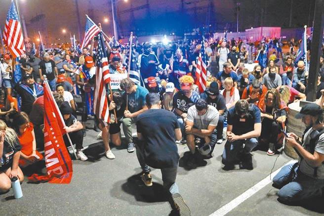 網路上流傳影片，一些川粉在內華達州選務辦公室外集體祈禱「發功」，美國廣播公司報導，川普支持者唸誦的是：「我們祈禱公平獲勝，正義降臨。」（路透）