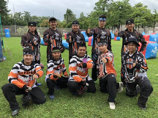 一年一度的全國漆彈大賽7日於高雄社教館盛大展開，此次賽事不受疫情與颱風影響，總共吸引全國500多位參賽者前來參賽。（洪浩軒攝）