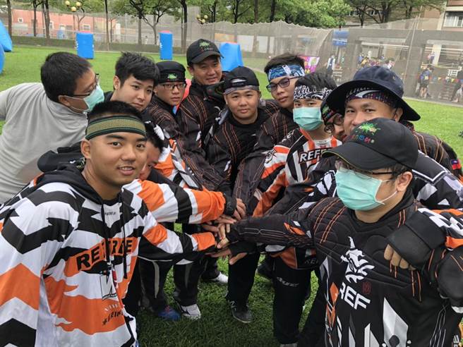 一年一度的全國漆彈大賽7日於高雄社教館盛大展開，此次賽事不受疫情與颱風影響，總共吸引全國500多位參賽者前來參賽。（洪浩軒攝）