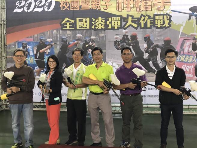 一年一度的全國漆彈大賽7日於高雄社教館盛大展開，此次賽事不受疫情與颱風影響，總共吸引全國500多位參賽者前來參賽。（洪浩軒攝）