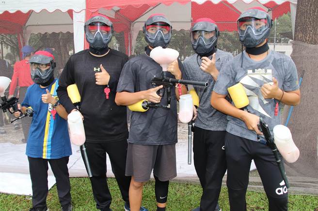 一年一度的全國漆彈大賽7日於高雄社教館盛大展開，此次賽事不受疫情與颱風影響，總共吸引全國500多位參賽者前來參賽。（洪浩軒攝）