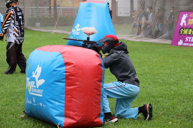 一年一度的全國漆彈大賽7日於高雄社教館盛大展開，此次賽事不受疫情與颱風影響，總共吸引全國500多位參賽者前來參賽。（洪浩軒攝）