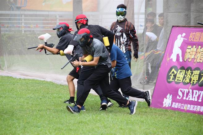 一年一度的全國漆彈大賽7日於高雄社教館盛大展開，此次賽事不受疫情與颱風影響，總共吸引全國500多位參賽者前來參賽。（洪浩軒攝）